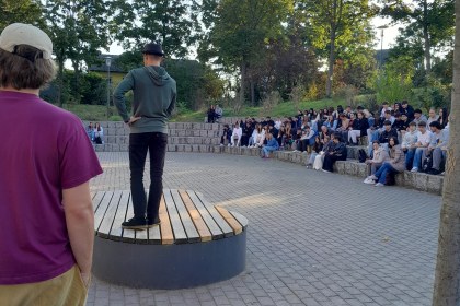 Schüler:innen auf Hof 