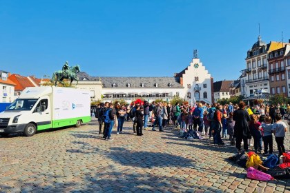 Demokratie-Bus und Marktplatz in Landau