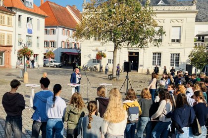 Marktplatz in Landau mit Schüler:innen